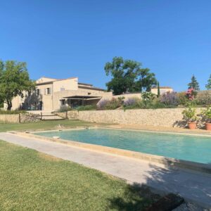 Maison vue de la piscine, maison d'hôtes proche d'Aix en Provence
