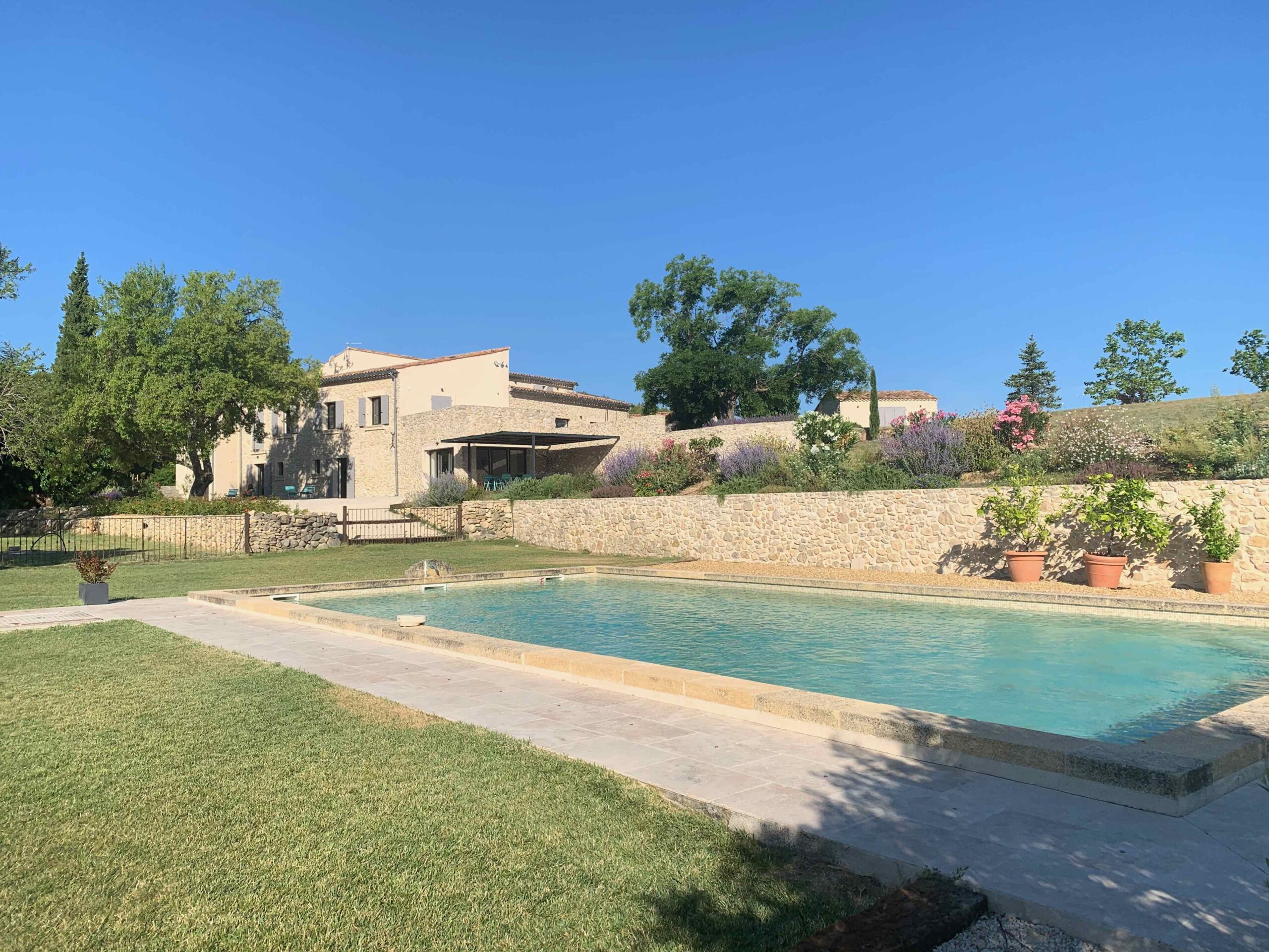 Maison vue de la piscine, maison d'hôtes proche d'Aix en Provence